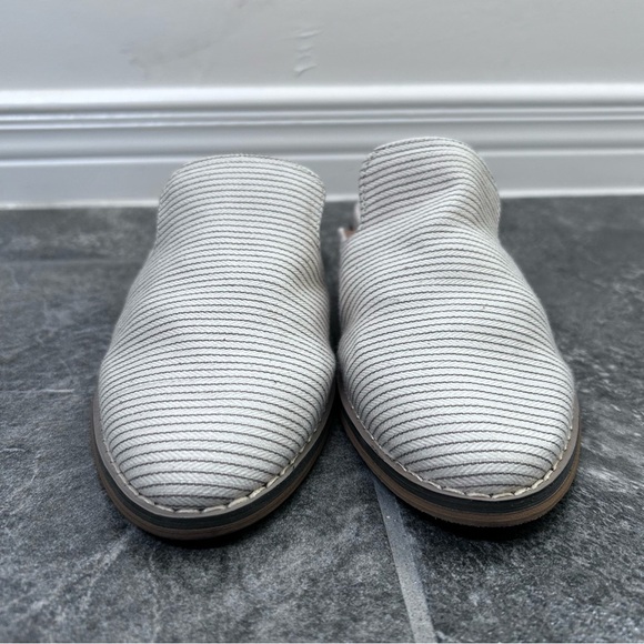 NWOB Indigo Rd Cream and Grey Stripe Mule Flats Size 7 Fall Neutral Almond Toe - Picture 4 of 12